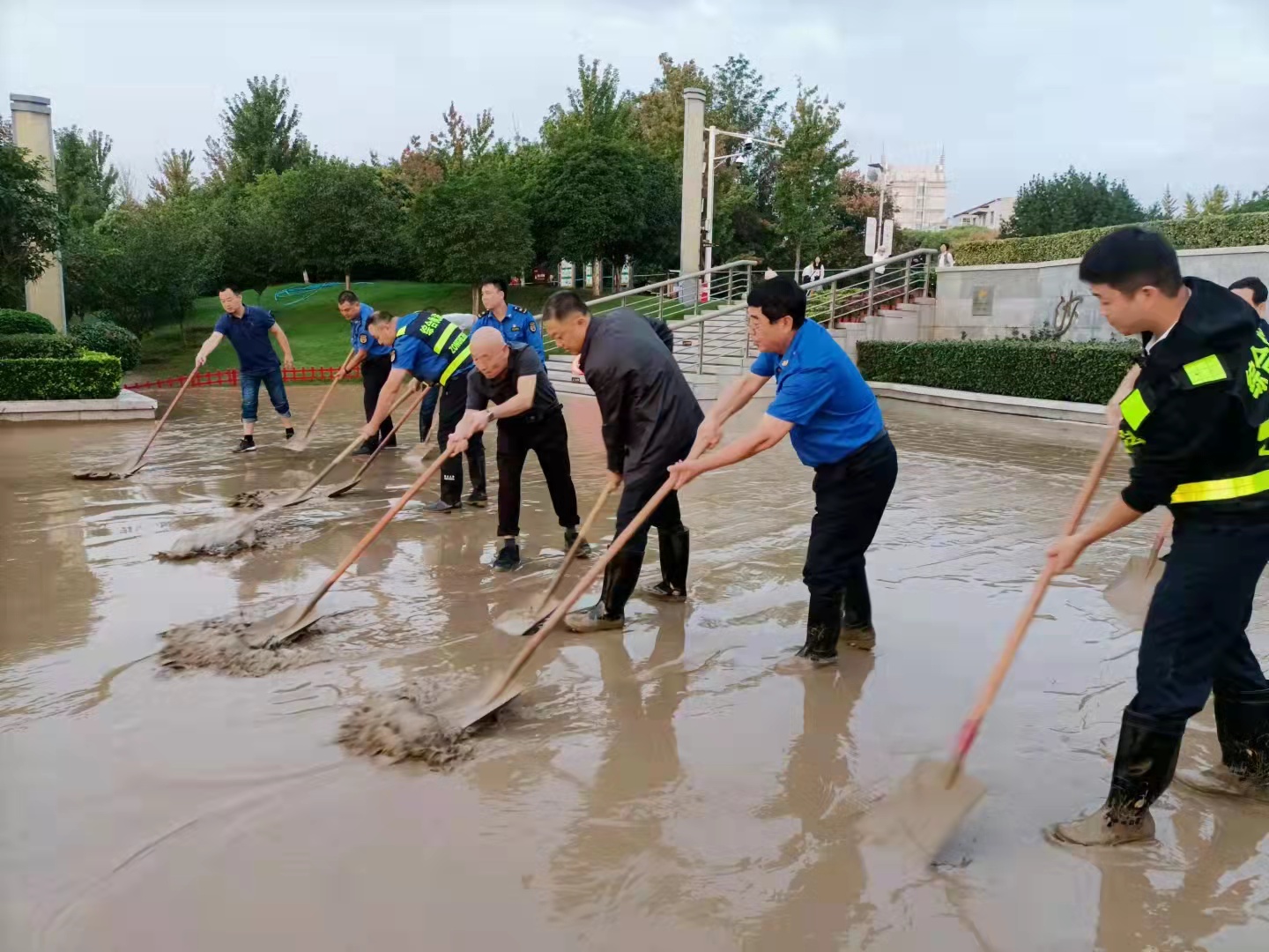 清晨起行动！500余名漯河城管展开清淤