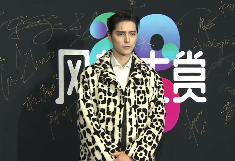 风格大赏明星穿搭：惠英红像鸡毛掸子，许佳琪