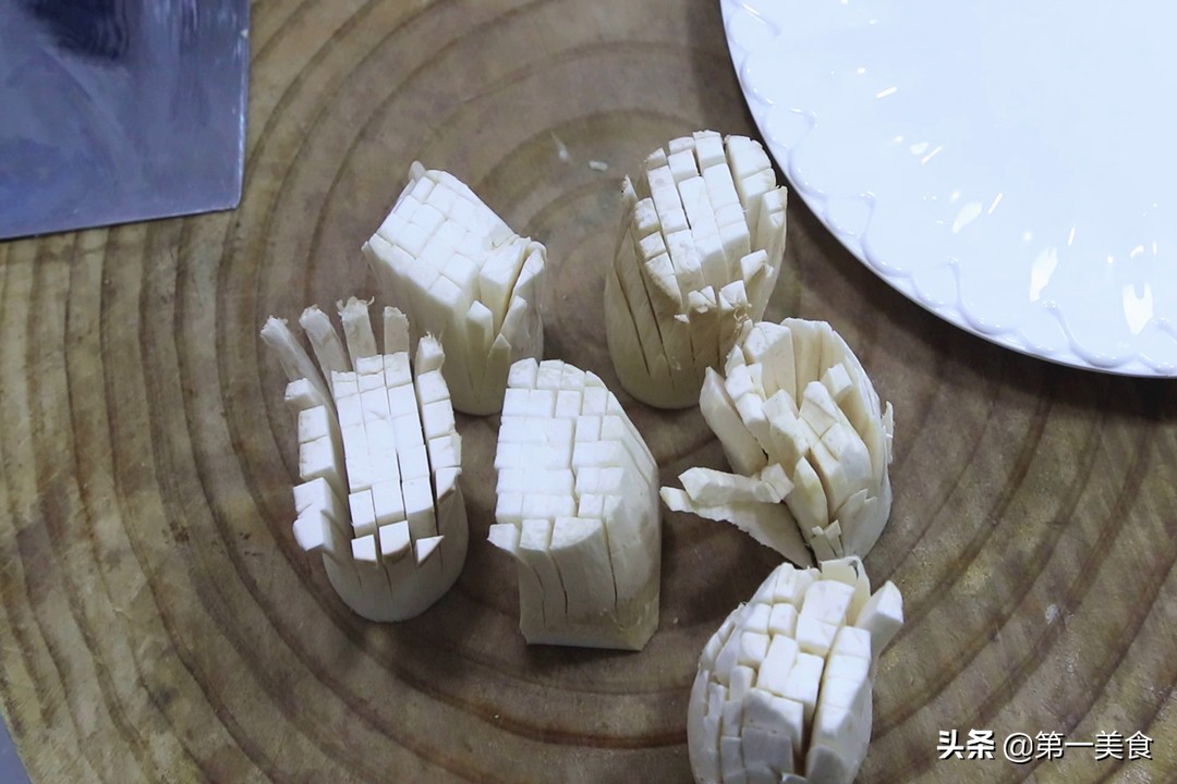 图片[4]-菊花杏鲍菇做法步骤图 杏鲍菇这样做好吃又好看！过年用它待客-起舞食谱网