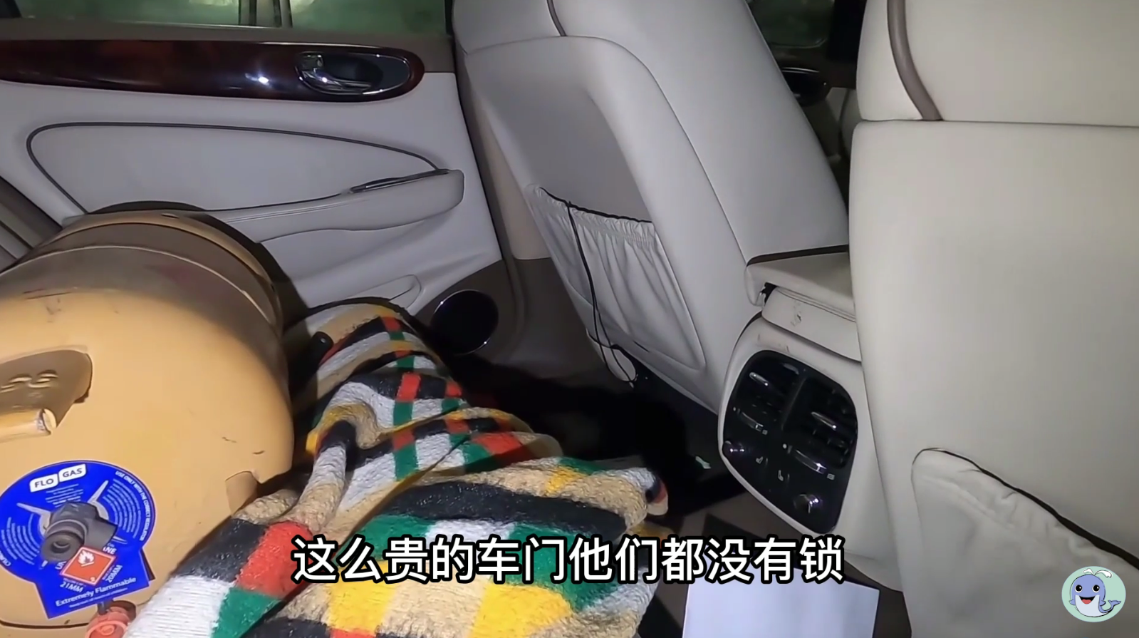 这是一栋被主人遗弃的房屋，价值180万的汽车都不要了
