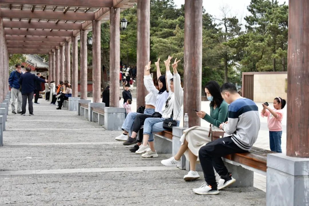 春光明媚，雞公山喜迎千人團隊高峰踏青賞花