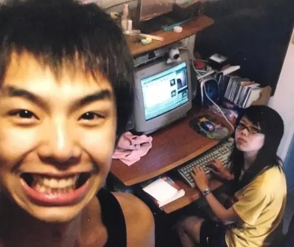 黄鸿升猝死家人悲痛欲绝，妹妹晒全家福悼念哥哥：会照顾好父亲