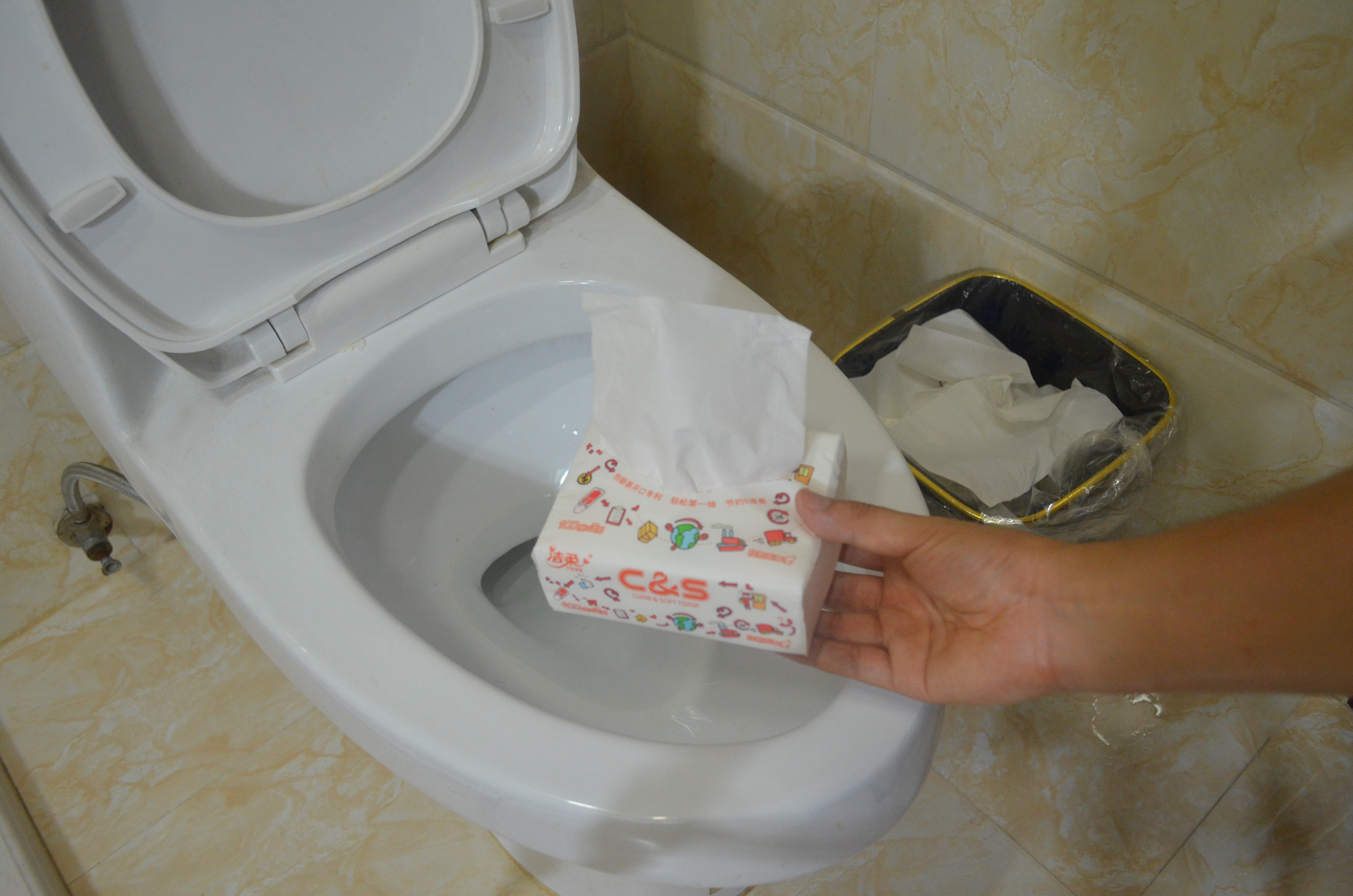 上完厕所，卫生纸是扔马桶还是扔进垃圾桶？不少人都做错了