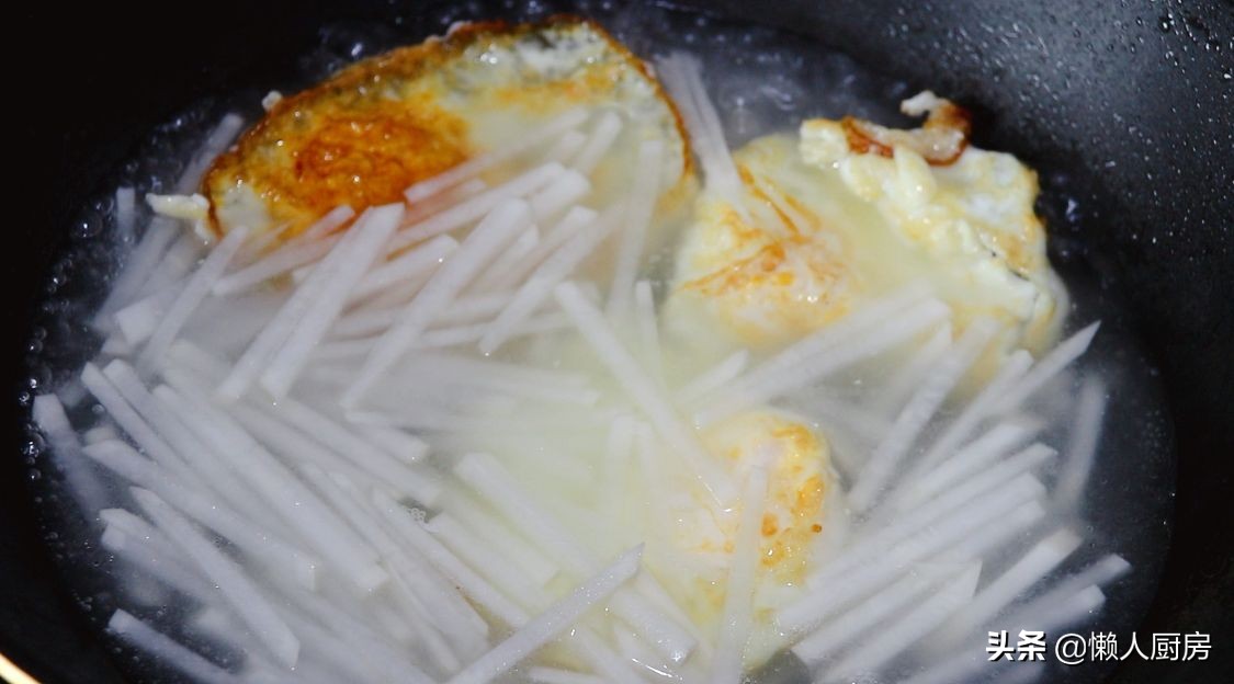蘿蔔切成絲，打入3個荷包蛋，口味清爽不油膩，很多人沒這麼做過