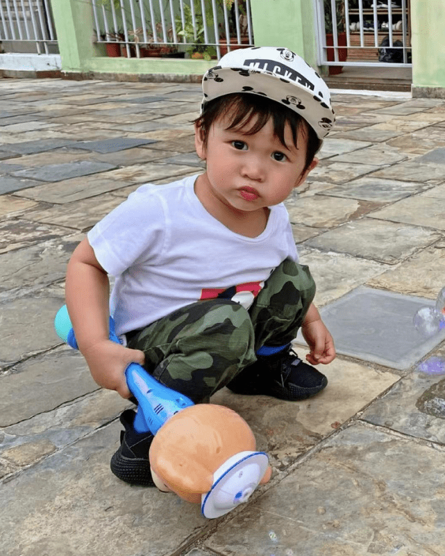 胡杏儿老公晒仨儿子时隔三个月团聚，奕霆奕霖争相亲吻弟弟超有爱