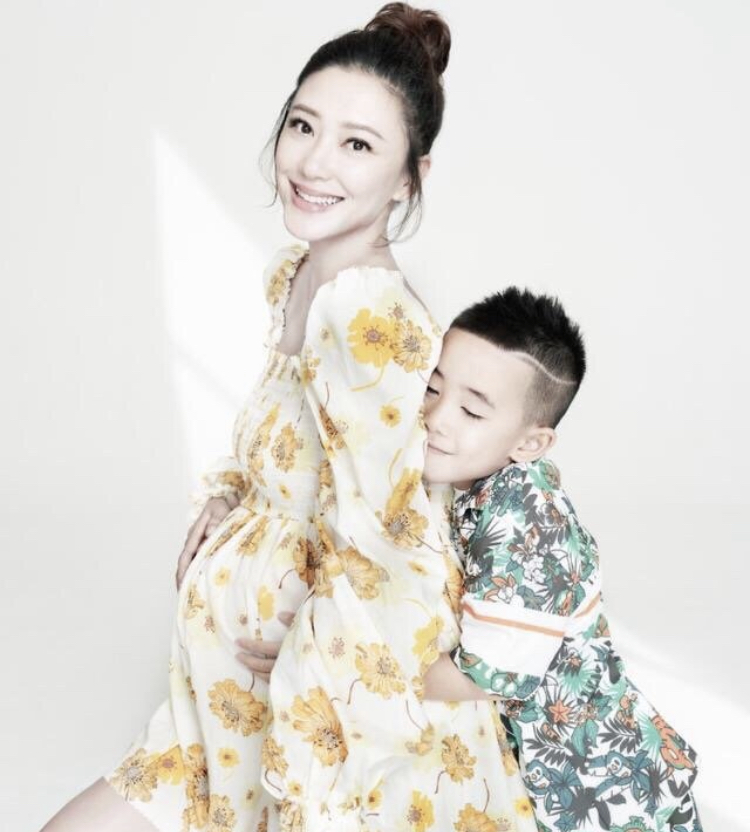 陈小春晒一岁半小儿子正面照，hoho原本像妈妈，现在变成迷你小春
