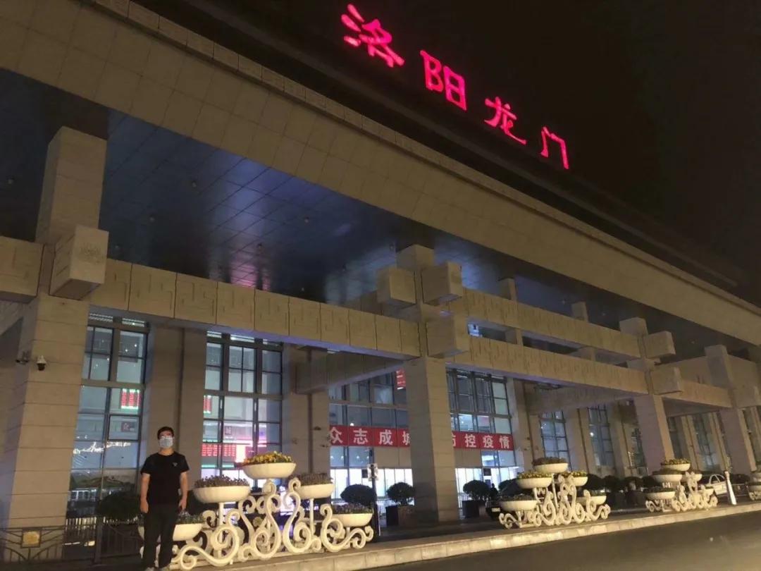 改个房车去旅行，60后大哥为一家人淘的日产NV200