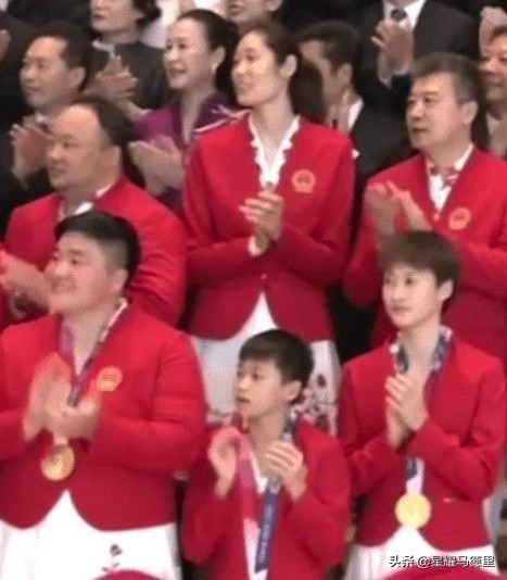 2奥运冠军萌化了！14岁全红婵脸颊靠着巩立姣手臂，神还原表情包