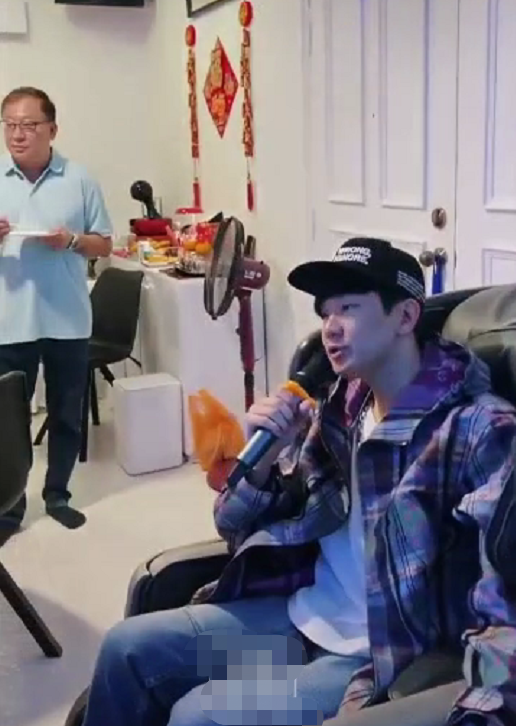 林俊傑陪媽媽回娘家，唱歌沒人搭理，網友吐槽：這就是單身的結果