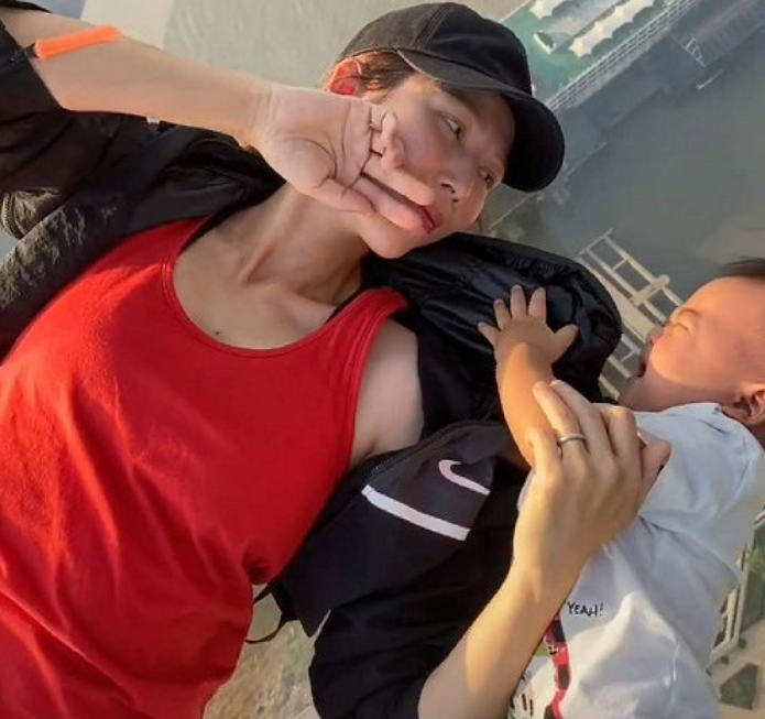 蔡少芬儿子躺玻璃栈道吓到哭，她却在一旁偷笑，网友：果然是亲妈