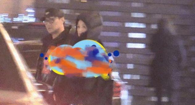 章子怡携二娃现身，双手抱儿母爱爆棚，女儿大方对镜挥手超像妈妈