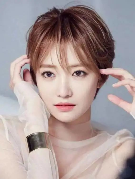 别再“披头散发”了！这4款冬季发型才够美够撩