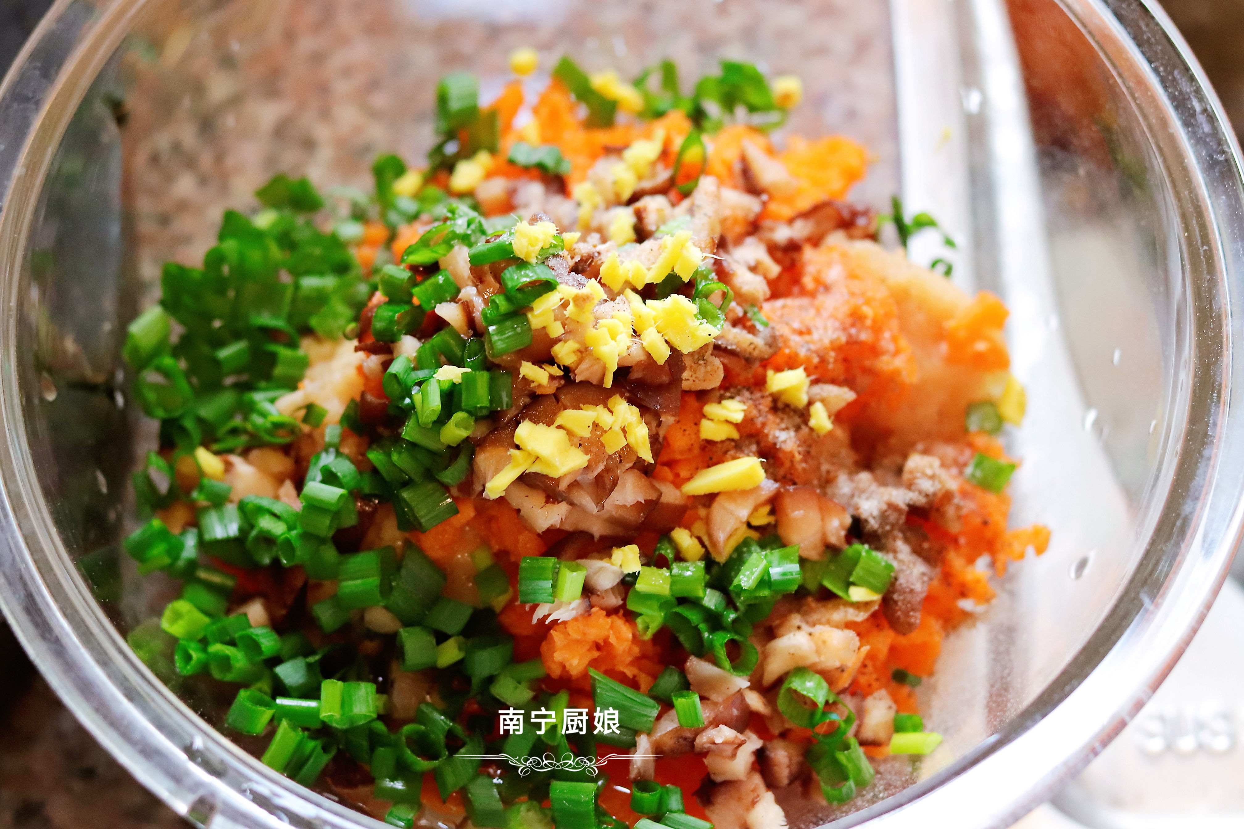 雞胸肉加入香菇雞蛋做成小餅，外酥里嫩，低脂營養，多吃也不怕胖