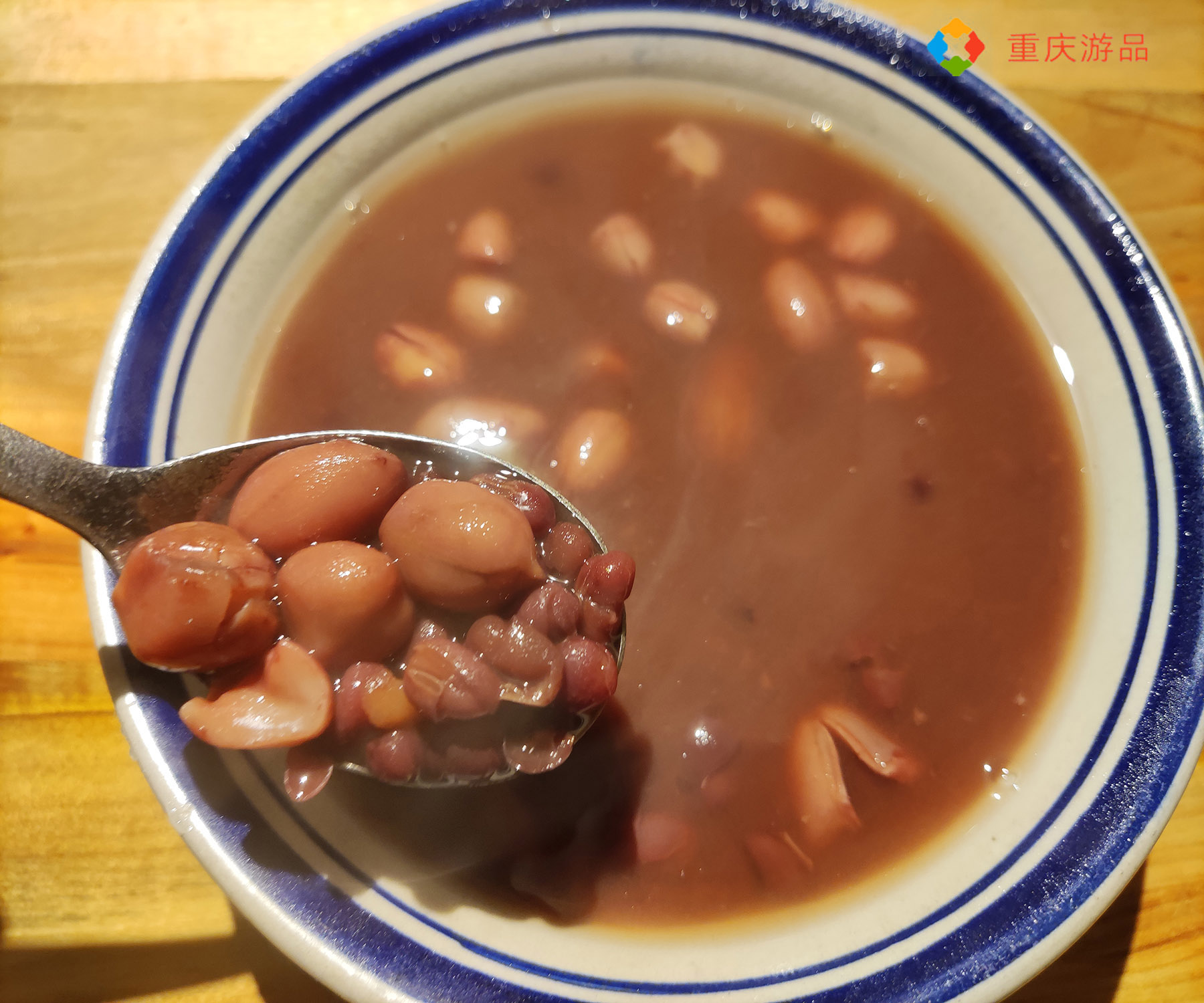 重庆偏僻小巷里的美味，一碗螺蛳粉，一份红豆汤，可以吃得很满足