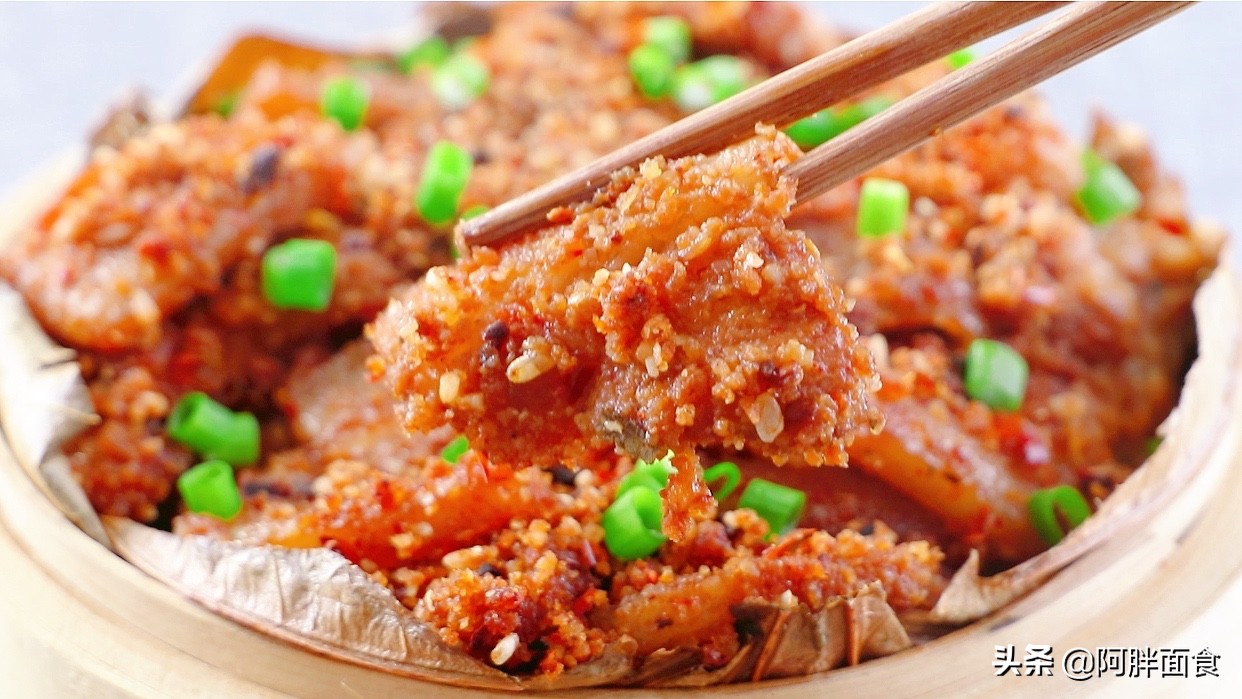 把五花肉放鍋中蒸一蒸，教會你，一層比一層好吃，年夜飯待客有面