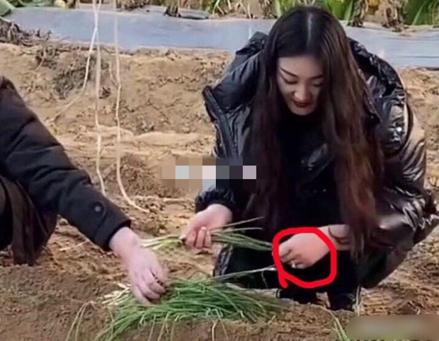 大衣哥媳妇太奢侈？穿貂干脏活不心疼，儿媳曾