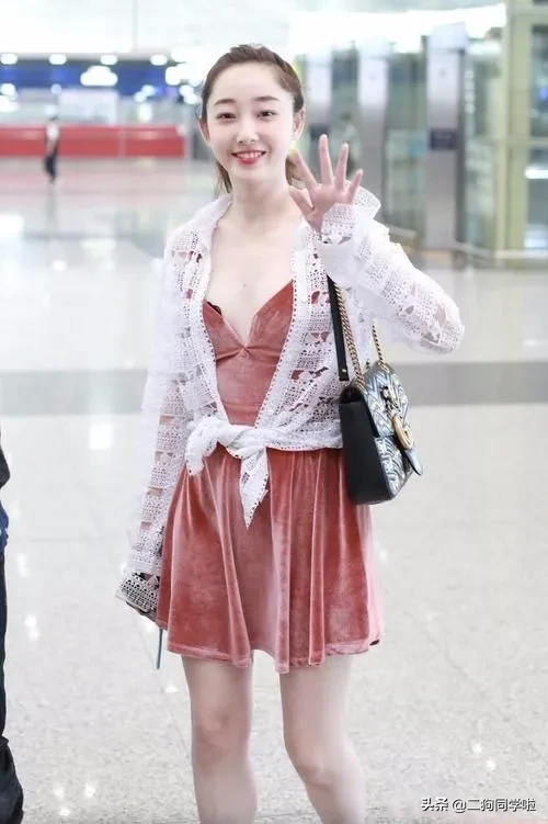 蒋梦婕是个实在女星，时髦的穿搭很接地气，地