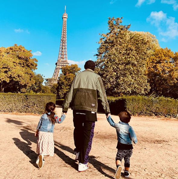 周杰倫與女兒坐豪車同框，5歲小周週紮馬尾穿皮衣，時尚感十足