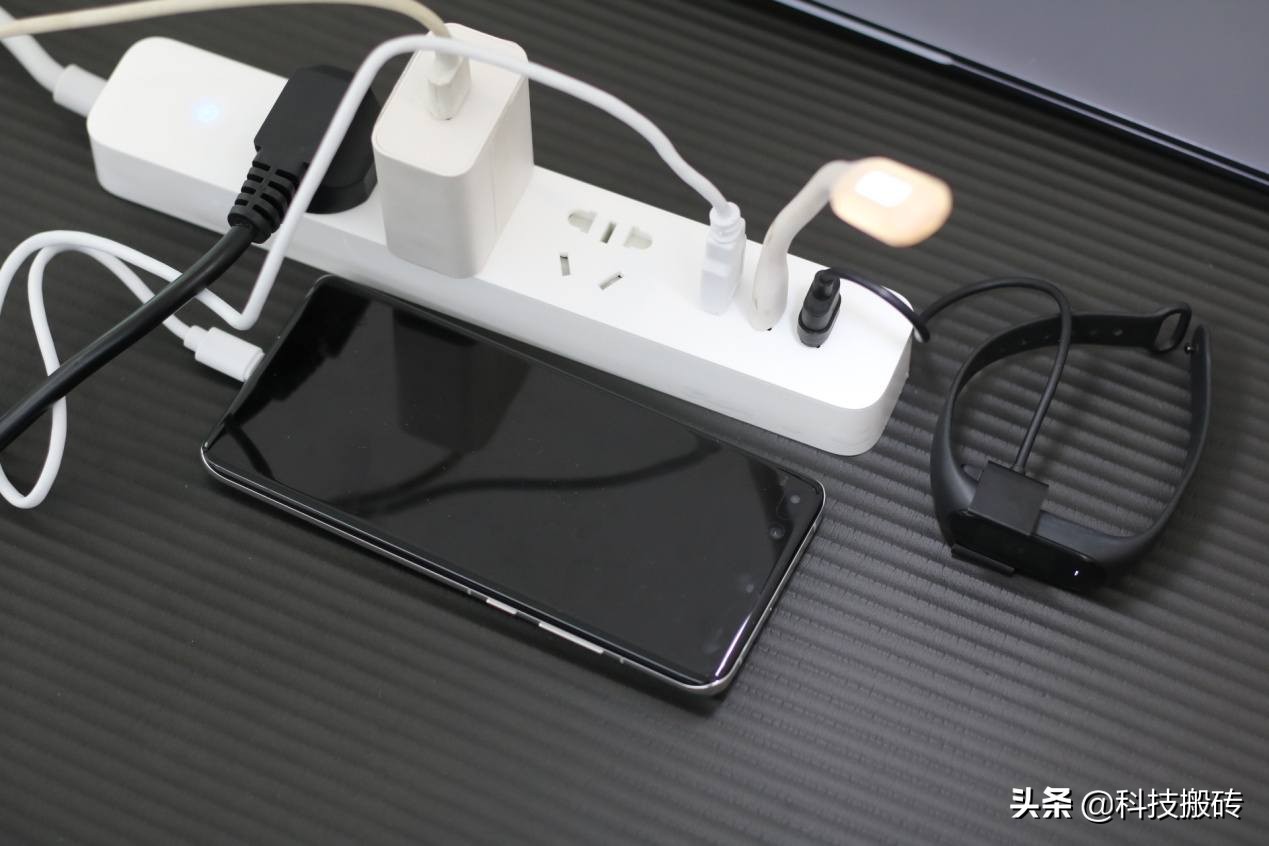 米家再添新成员，aigo智能插线板：电量监测用多少电都知道