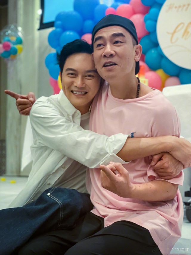 张智霖50岁生日会紧搂陈小春，袁咏仪应采儿醋意大发，相约买包