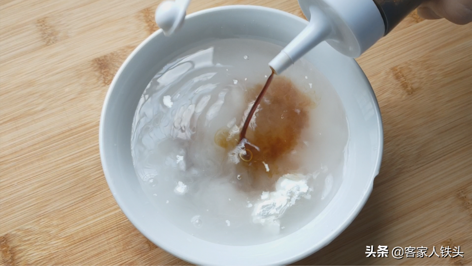 逢年过节，油豆腐不炖肉了，教你一个新鲜吃法，好吃解馋待客不错