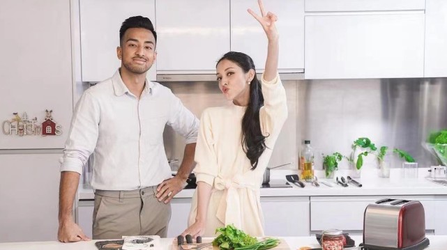 鄭嘉穎幼子正面曝光，帥氣得驚艷，沒有遺傳媽媽跟舅舅的印度長相