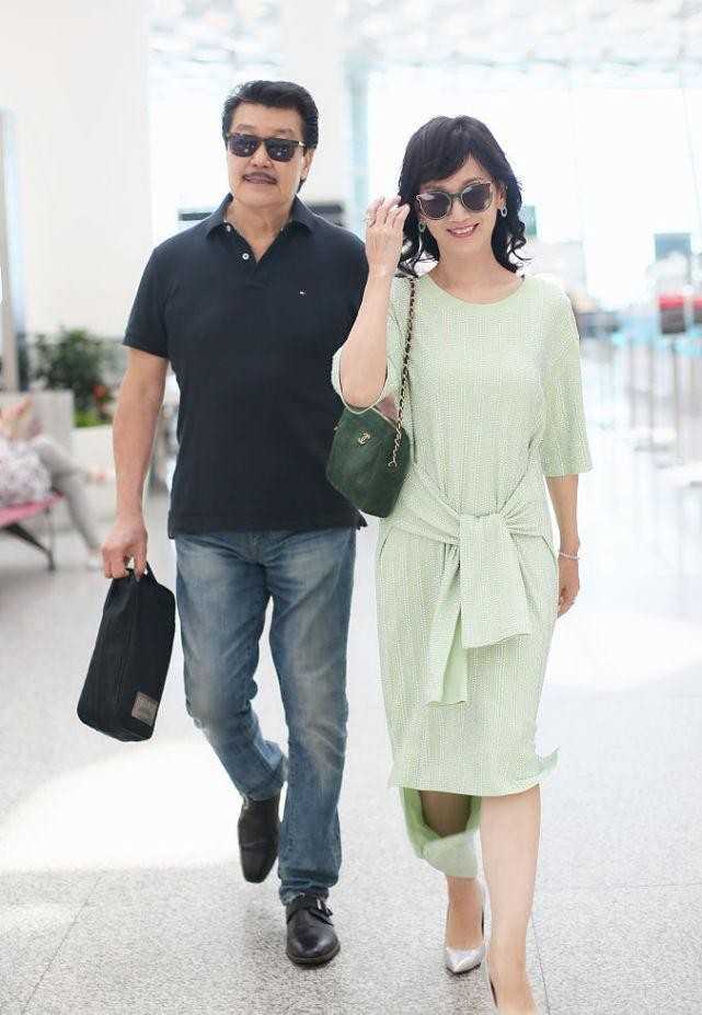 赵雅芝长相“冻住了”，奶奶年纪长相少女，一身粉气质减龄又青春