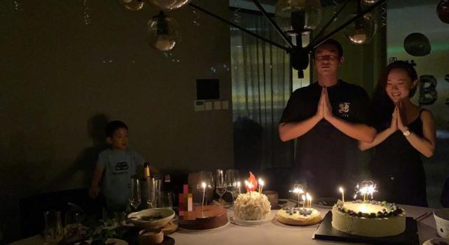 杜江和霍思燕一家出遊，神秘小女孩再現身，露側臉與霍思燕熱聊