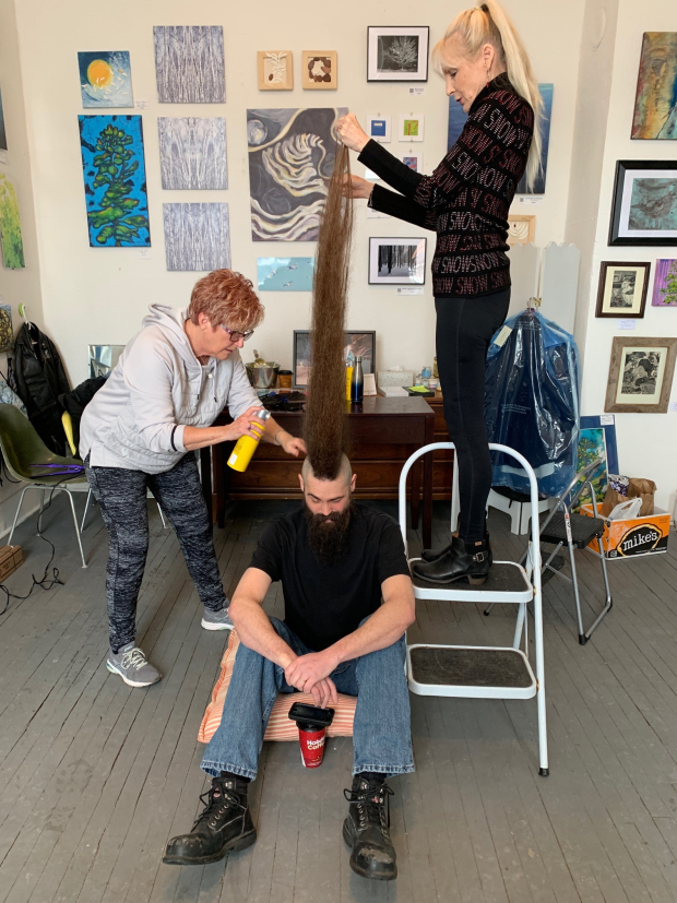 吉尼斯世界纪录世界上最高的莫希干发型-约瑟夫头发高一米（附图）