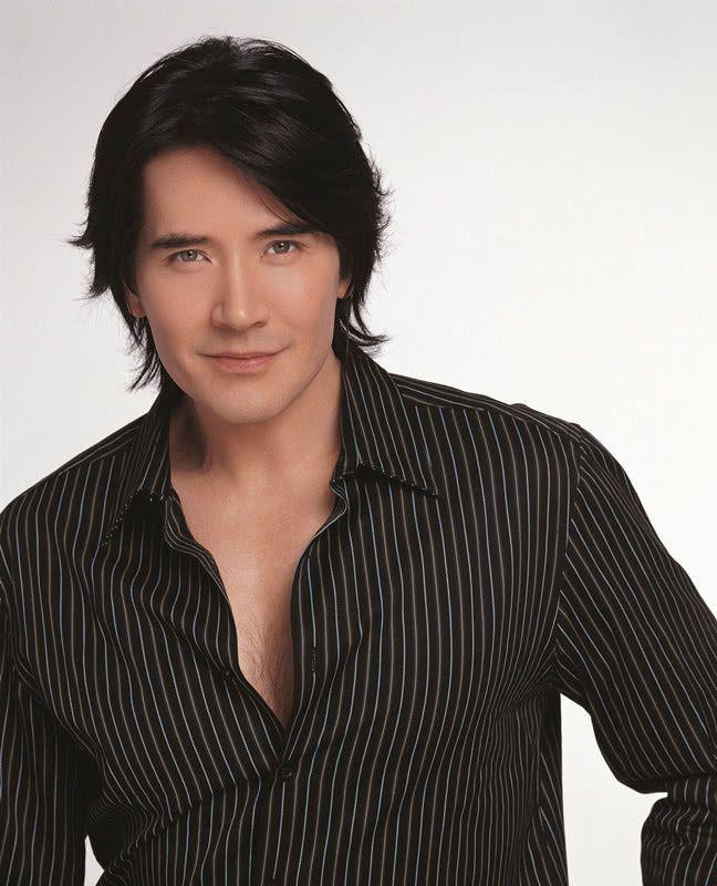 34年前春晚爆红后又去了美国发展，费翔现在过得