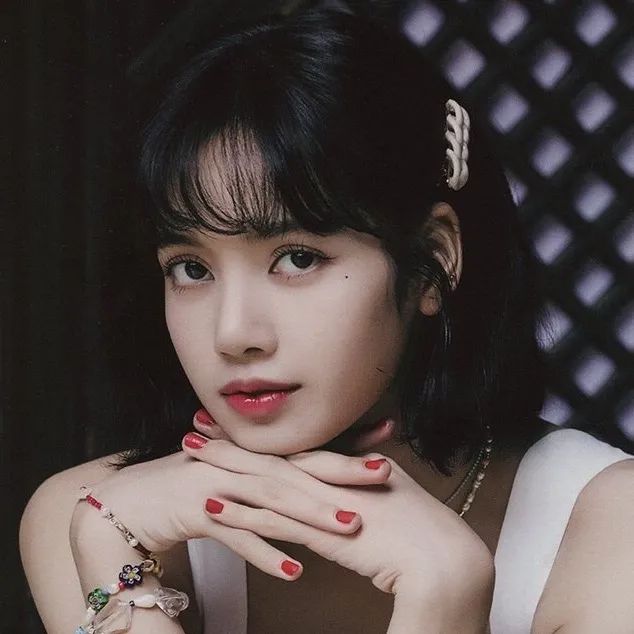 别再“披头散发”了！这4款冬季发型才够美够撩