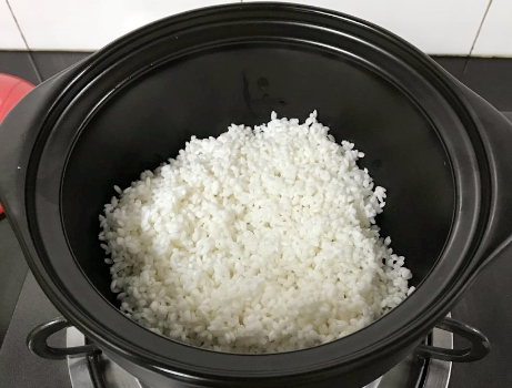 图片[4]-做煲仔饭容易糊底？别直接淋油了 教你1招技巧 锅巴脆还不糊底-起舞食谱网