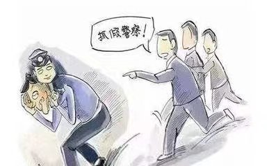 一男子冒充警察，因盗窃罪获刑罚