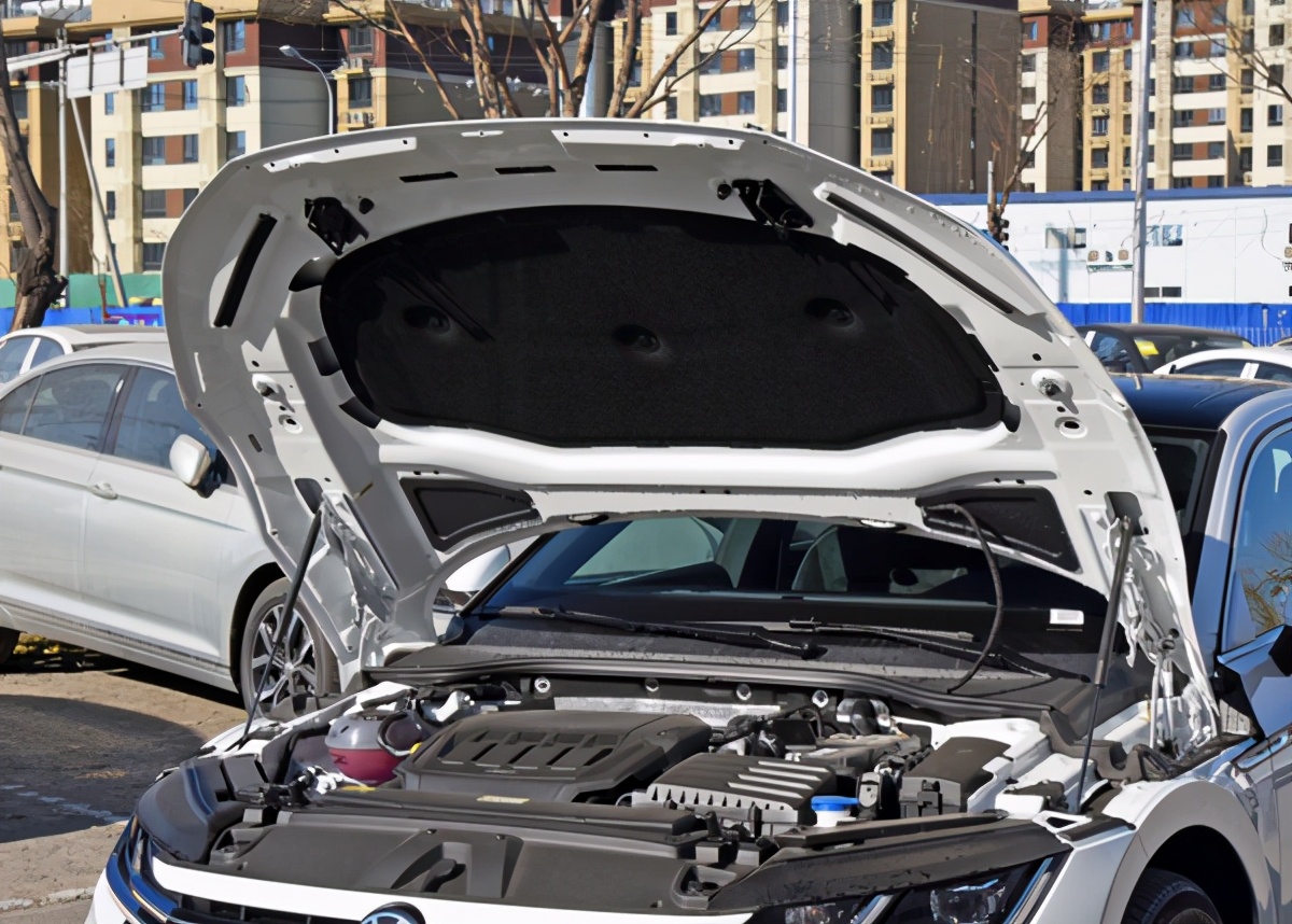 一汽大众CC，中型掀背车，2.0T动力强，7.7秒破百