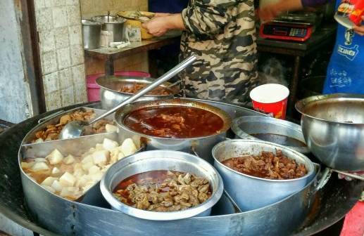 在武汉这个老城区，排队才能吃到传奇美食，物