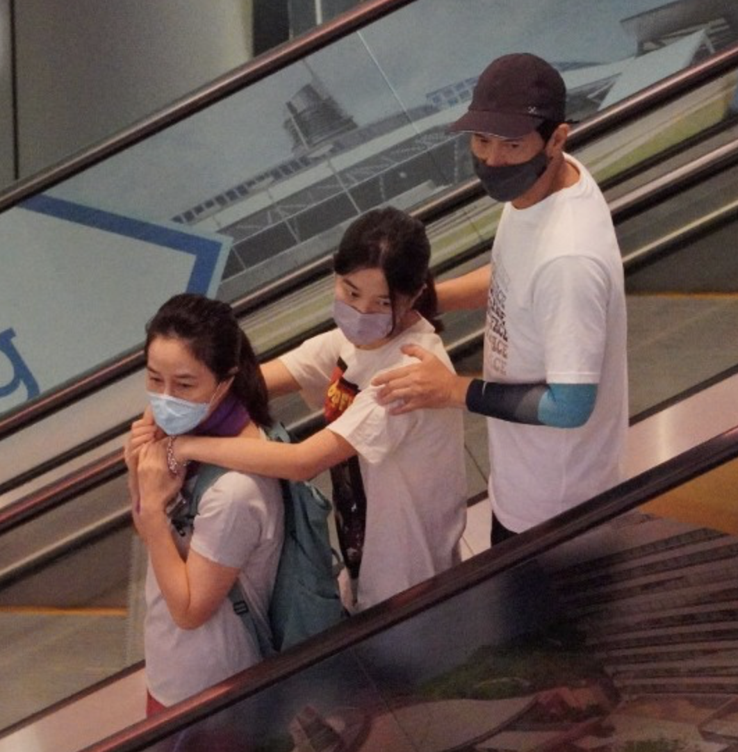 張家輝攜妻女外出享家庭樂，15歲女兒身高矚目，亭亭玉立像關(guān)詠荷