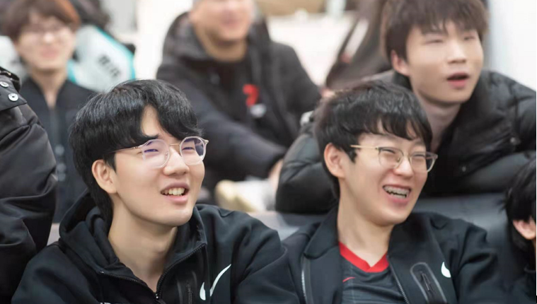 EDG force overcomes FPX, viper " fly on hot search " , laugh: Niu Baoyou is short board