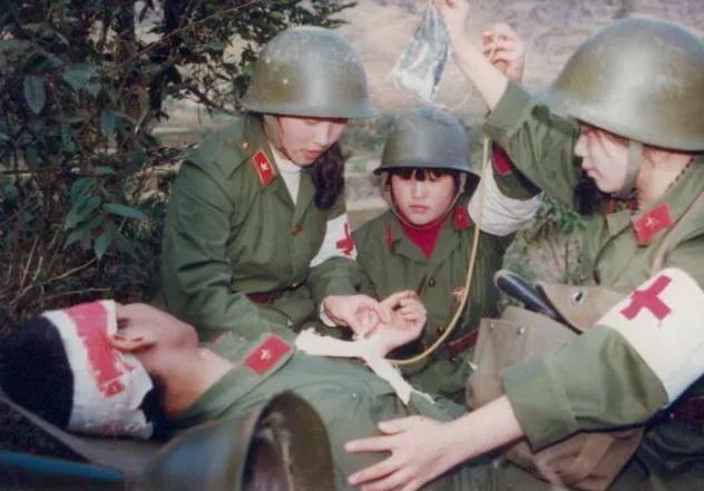 1986年老山战场照《死吻》：那名救护队女战士张茹，后来怎样了