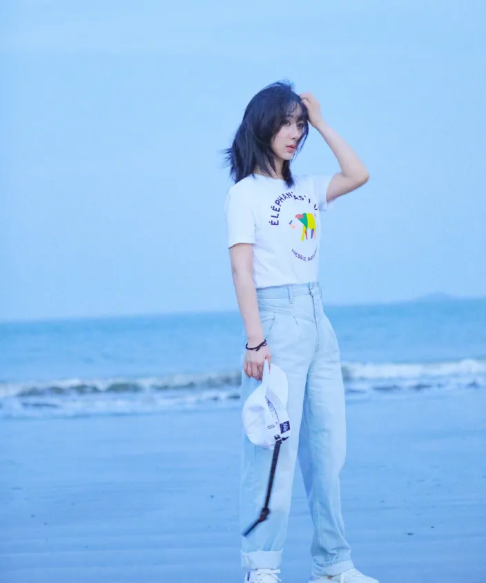 杨紫海边散步，日系穿搭文艺十足，一点没有2
