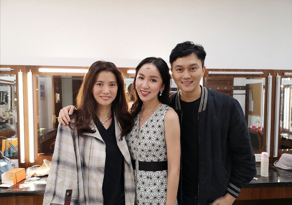 張智霖袁詠儀夫妻顏值太高了，都不懼鏡頭素顏出行，低調秀恩愛