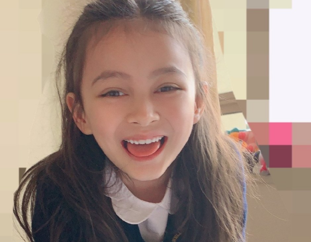 马雅舒夫妇穿情侣装直播，罗伯特当众亲吻老婆，结婚11年甜如热恋