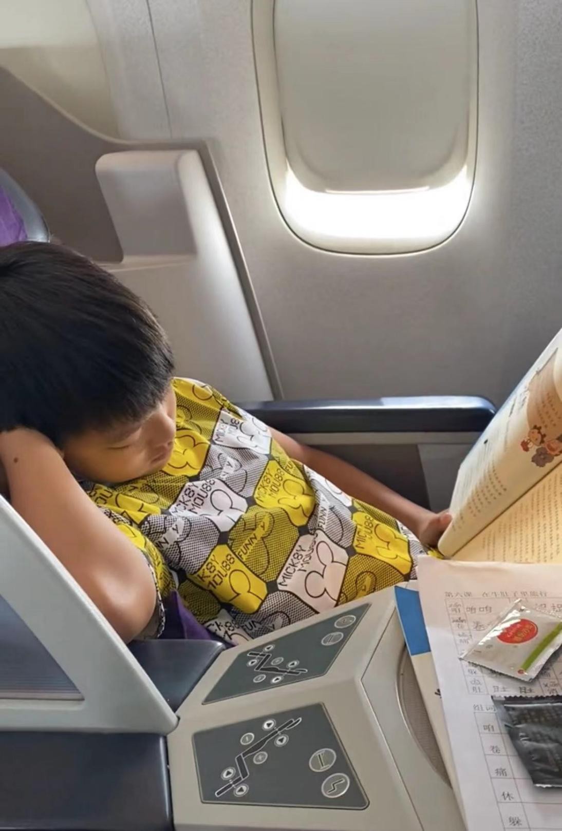 13岁森碟和弟弟玩蹦床！穿紧身裤长腿傲人，因太兴奋表情失控