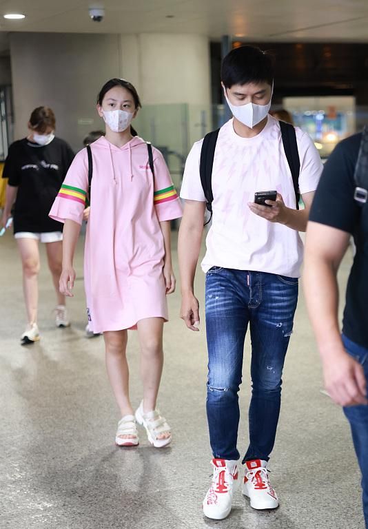 13岁森碟发育变成熟，穿粉裙首秀曲线，弟弟皮肤黢黑变阳刚大变样