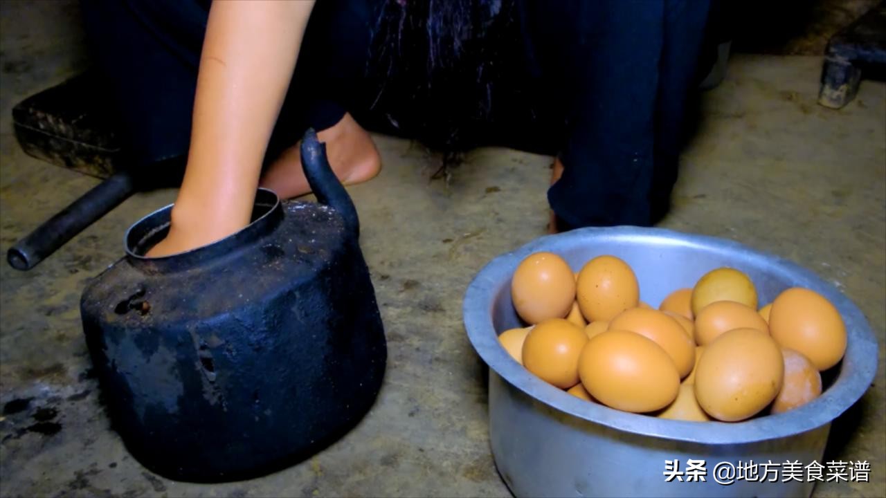 尼泊尔农村，村长家请人干活，中午没啥菜，儿媳妇炒鸡蛋招待大伙