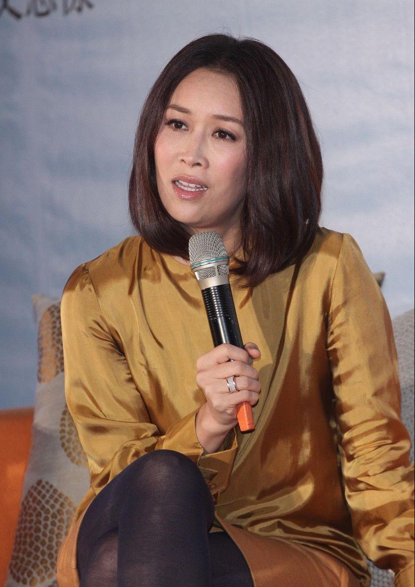 53岁那英短发近照曝光，因身材矮小遭网友点评：