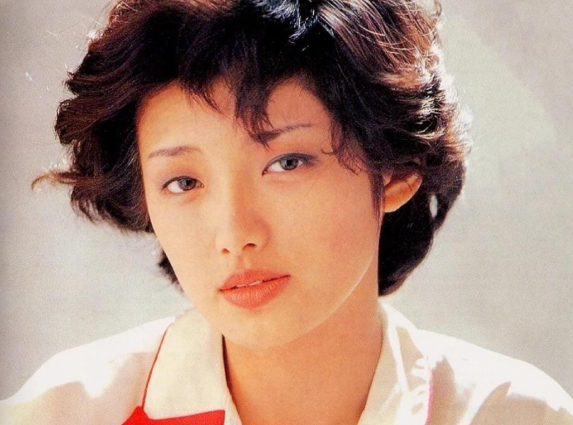 山口百惠近照曝光，与儿媳妇同框出街，升级做奶奶后更显慈祥