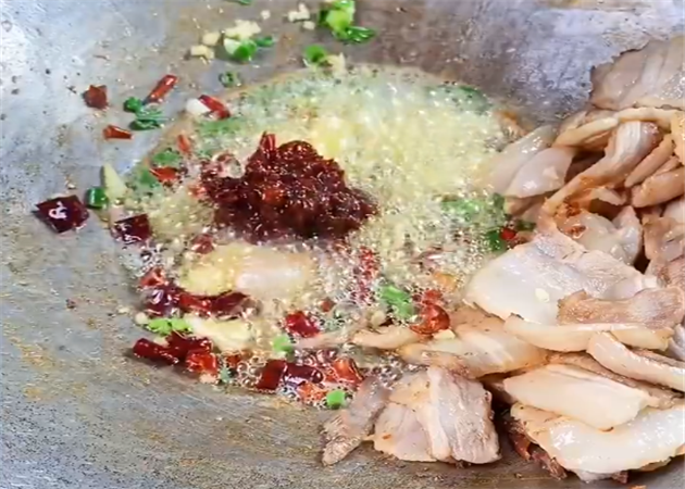 回锅肉一定要这样做，简单易学，在家就能吃到饭店的味道