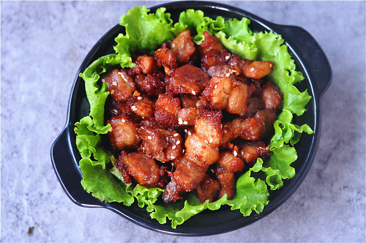 我家五花肉从不红烧，淋一勺酱油，不炒也不炖，一大盘不够吃