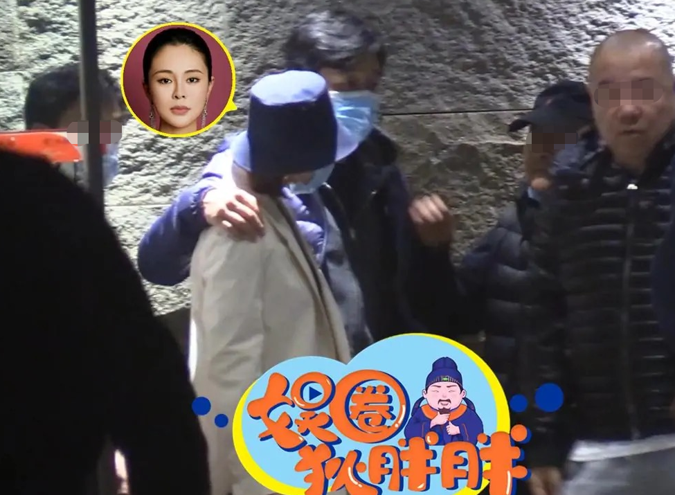 佟大为携爱妻与友聚会，搂关悦肩膀不撒手，结婚13年生仨孩子