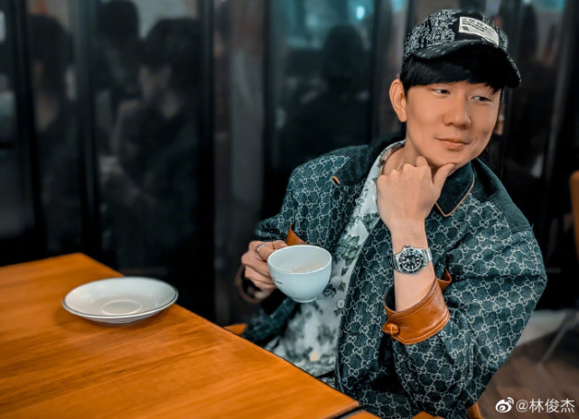 林俊傑陪媽媽回娘家，唱歌沒人搭理，網友吐槽：這就是單身的結果